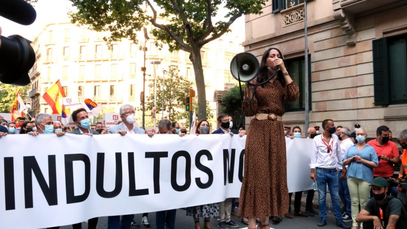 La presidenta de Cs, Inés Arrimadas, intervé a la concentració contra els indults davant la delegació del govern espanyol, l'11 de juny de 2021