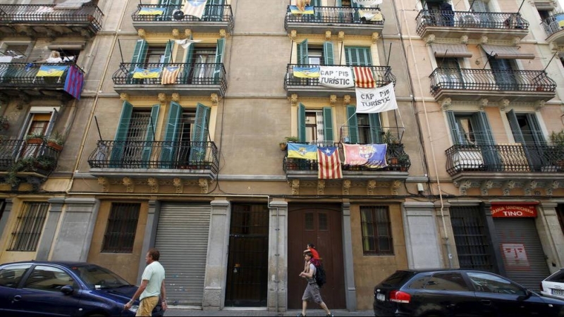 Un inmueble de Barcelona, con pancartas contra los pisos turísticos.