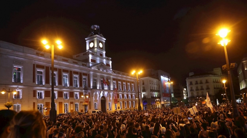 Decenas de personas se concentran este viernes en la madrileña Puerta del Sol para condenar los últimos casos de violencia machista.