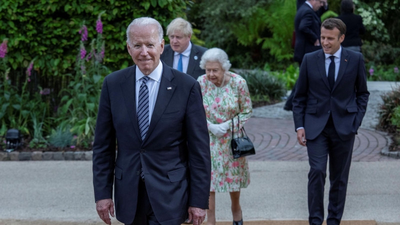El presidente estadounidense, Joe Biden, en la recepción del G7, acompañado por el primer ministro británico, Boris Johnson; la reina Isabel II; y el presidente francés, Emmanuel Macron. - REUTERS