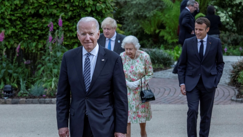 El presidente estadounidense, Joe Biden, en la recepción del G7, acompañado por el primer ministro británico, Boris Johnson; la reina Isabel II; y el presidente francés, Emmanuel Macron. - REUTERS