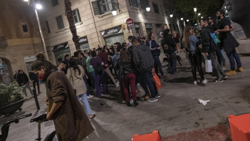 Imagen de archivo de varias personas aglomeradas en las calles de Barcelona. - EUROPA PRESS