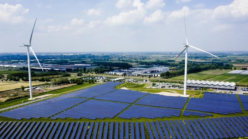 Un campo de energía eólica y solar.