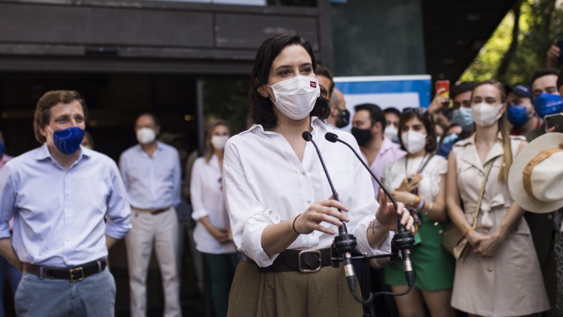 13/06/2021. La presidenta de la Comunidad de Madrid, Isabel Díaz Ayuso, declara ante los medios antes de participar en la concentración, este domingo en Madrid. - EUROPA PRESS