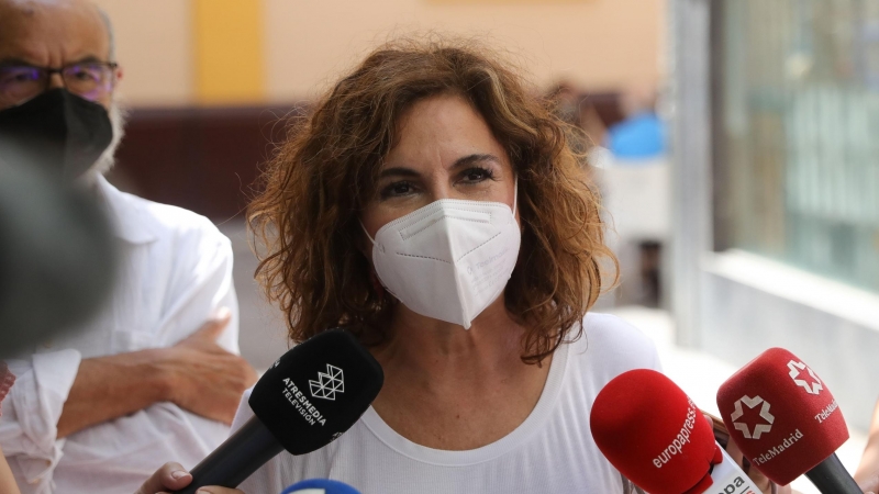 La ministra de Hacienda y portavoz del Gobierno, María Jesús Montero, atiende a los medios durante la votación de las primarias del PSOE-A, este domingo en Sevilla. - EUROPA PRESS