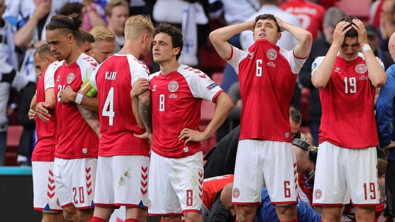 Momento en el que los jugadores daneses tapaban a su compañero Eriksen para que las cámaras no grabaran su estado.