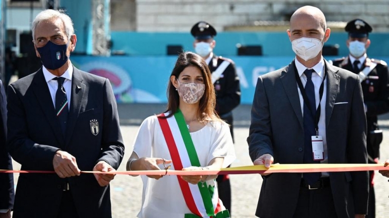 En el centro de la imagen, la alcaldesa de Roma, Virginia Raggi.