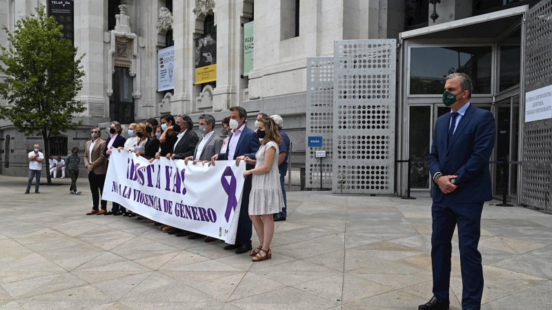 El secretario general de Vox, Javier Ortega Smith se distancia de la concentración de los integrantes del ayuntamiento de Madrid para mostrar su repulsa a la violencia machista en la entrada de la sede del ayuntamiento en Madrid este lunes.