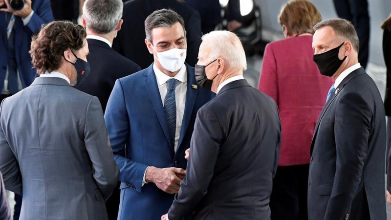 El presidente del Gobierno, Pedro Sánchez (c) conversa con el mandatario de Estados Unidos, Joe Biden, (2d), antes del comienzo de la cumbre de líderes de la OTAN que se celebra en Bruselas, este lunes 14 de junio de 2021.