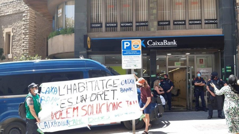 Activistas de la PAH de Barcelona ocupan una oficina de CaixaBank de Manresa para pedir la renovación de un alquiler social.