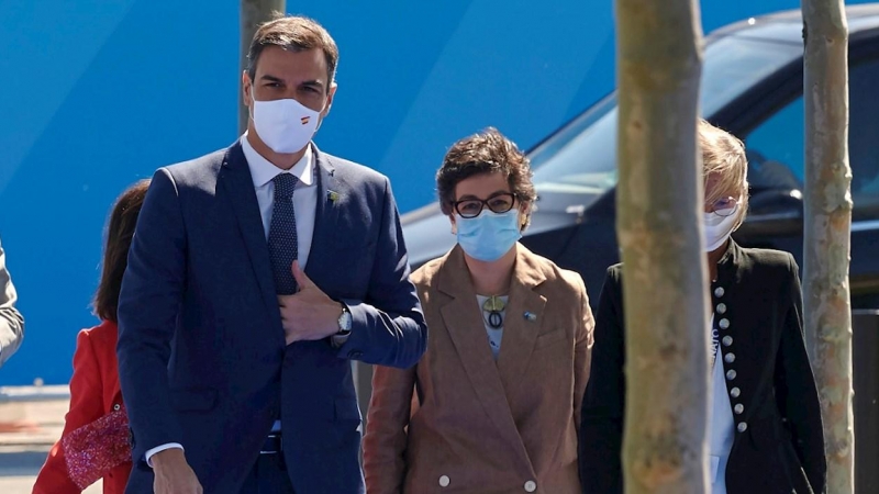 El presidente del Gobierno, Pedro Sánchez, junto a la ministra de Exteriores, Arancha González Laya, a su llegada a la cumbre que los líderes de la OTAN celebran este lunes en Bruselas.