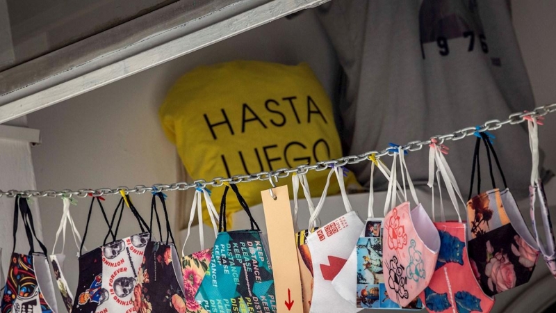 Varias mascarillas son expuestas para su venta en una tienda del centro histórico de Valencia mientras algunos partidos políticos han abierto el debate sobre el fin de la mascarilla obligatoria al aire libre.