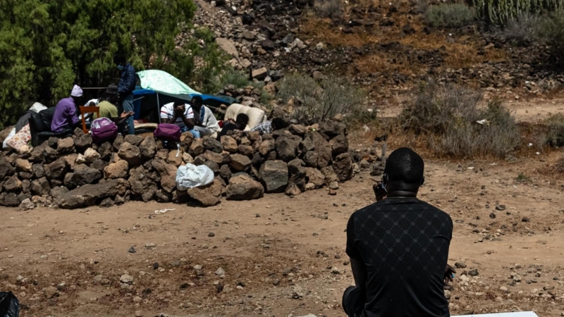 Varias personas migrantes viven en las calles de la isla de Tenerife tras huir de las malas condiciones de las macro campamentos improvisados por el Gobierno.