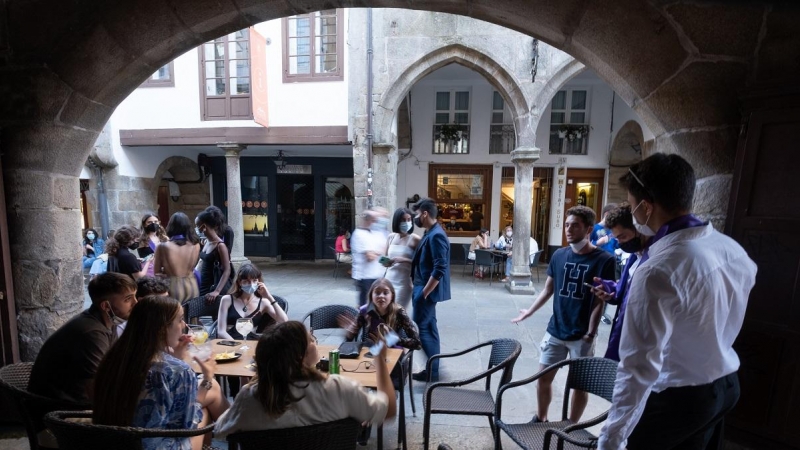 Varias personas durante el primer día de apertura de bares y cafeterías hasta la 1 de la madrugada, a 11 de junio de 2021, en Santiago de Compostela, A Coruña, Galicia (España).