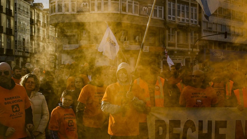 Manifestación de trabajadores de Alcoa delante de la Delegación del gobierno en A Coruña.