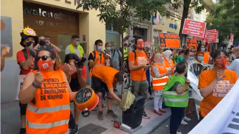 Cacerolada en la sede del PSOE para que no suspenda la ley de regulación de los alquileres en Catalunya