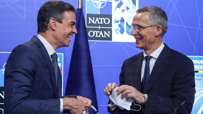 El presidente del Gobierno, Pedro Sánchez, con el secretario general de la OTAN, Jens Stoltenberg, en la comparecencia conjunta en la que han anunciado que la cumbre de la Alianza Atlántica de 2022 será en España. REUTERS/Kenzo Tribouillard/Pool