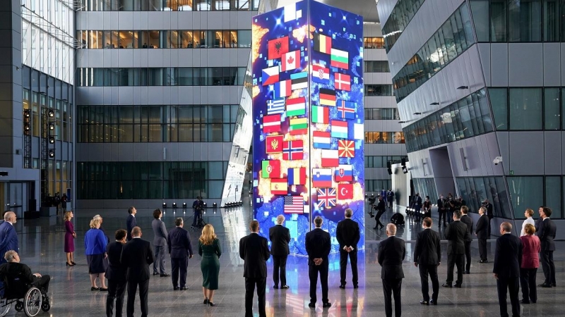 Los líderes de los países de la OTAN observan una instalación digital después de posar para la foto de familia de la cumbre de la Alianza Atlántica, en Bruselas. REUTERS/Kevin Lamarque/Pool