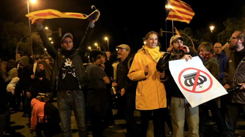Un grup de manifestants en la protesta convocada pels CDR a l'avinguda Diagonal de Barcelona en rebuig de la visita del Rei, el 3 de novembre del 2019.