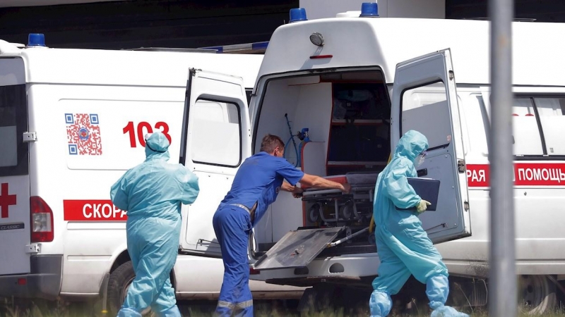 Personal sanitario junto a una ambulancia en un hospital ruso este lunes 14 de junio.