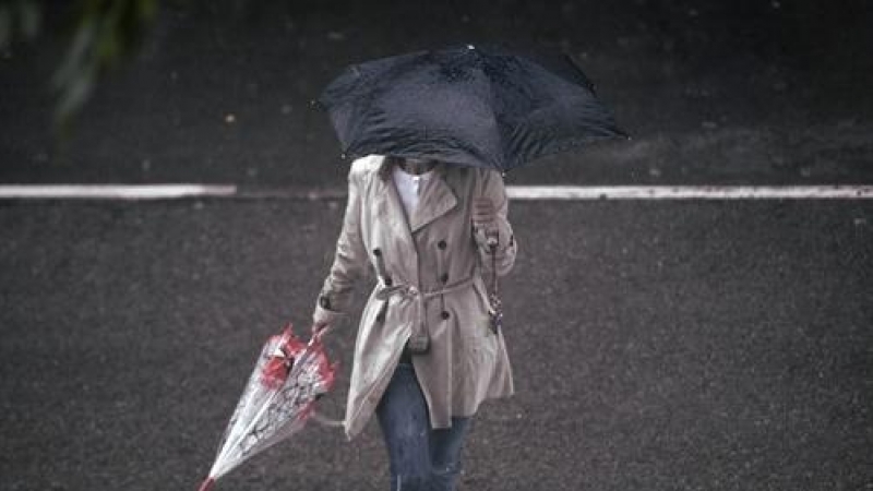 Una persona camina bajo la lluvia protegida con un paraguas, en Madrid (España) a 24 de septiembre de 2020.