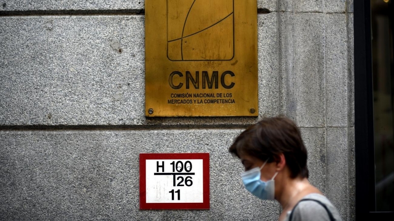 Una mujer pasa por el edificio de la CNMC, en Madrid (España), el pasado 29 de julio de 2020.