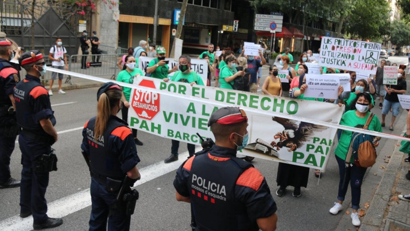 Manifestants durant la concentració davant la delegació del govern espanyol a Barcelona contra els desnonaments després del suïcidi d'un home que havia de ser desnonat, el 15 de juny del 2021.