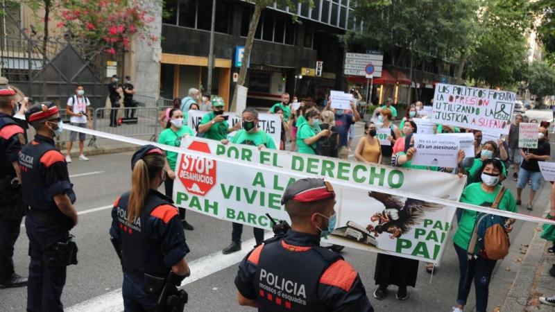 Manifestants durant la concentració davant la delegació del govern espanyol a Barcelona contra els desnonaments després del suïcidi d'un home que havia de ser desnonat, el 15 de juny del 2021.