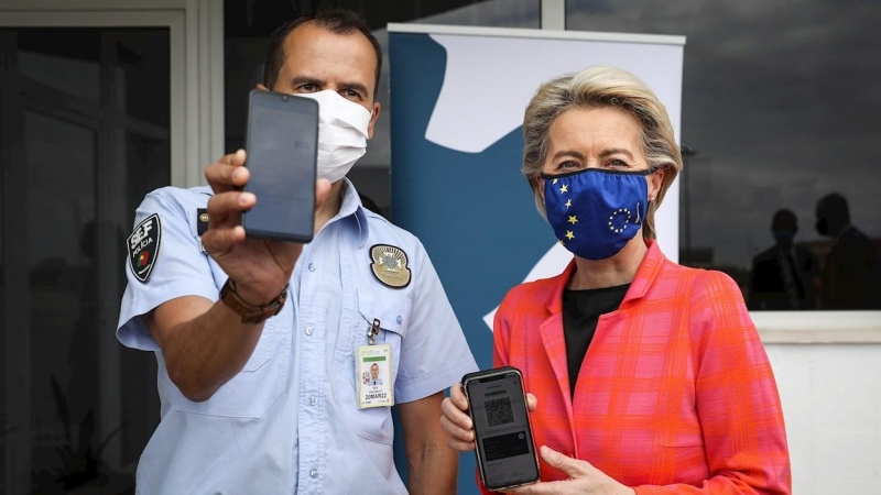 La presidenta de la Comisión Europea, Ursula von der Leyen, presenta su certificado digital a su llegada a la Base Aérea Figo Maduro en Lisboa este miércoles 16 de junio.