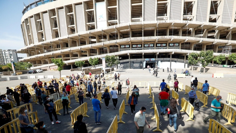 Varias personas esperan para vacunarse en Barcelona