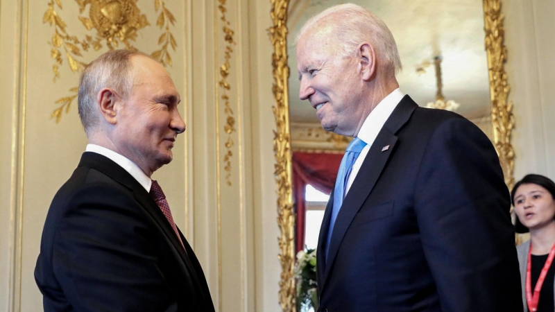 El Presidente de los Estados Unidos, Joe Biden, y el Presidente de Rusia, Vladimir Putin, durante la cumbre en Ginebra.