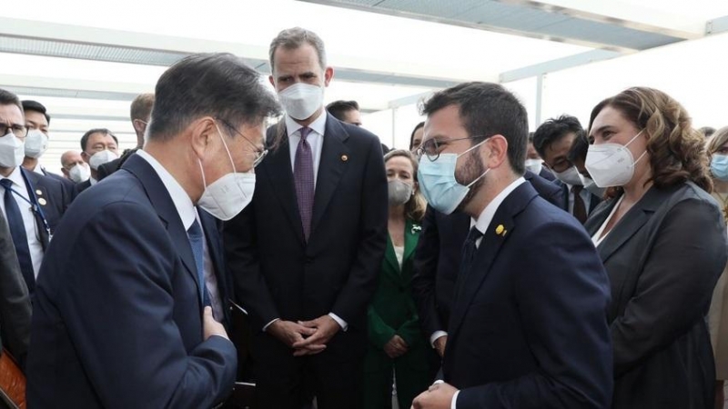 El president Aragonès intercanviant unes paraules amb el president de la República de Corea del Sud, Moon Jae-in, amb el rei Felip VI al fons a la Reunió Anual del Cercle d'Economia.