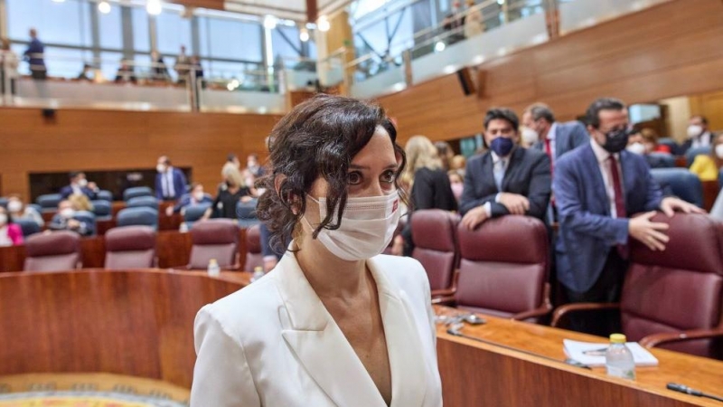 La presidenta en funciones de la Comunidad de Madrid, Isabel Díaz Ayuso, en la primera sesión del pleno de su investidura en la Asamblea de Madrid, a 17 de junio de 2021, en Madrid (España).