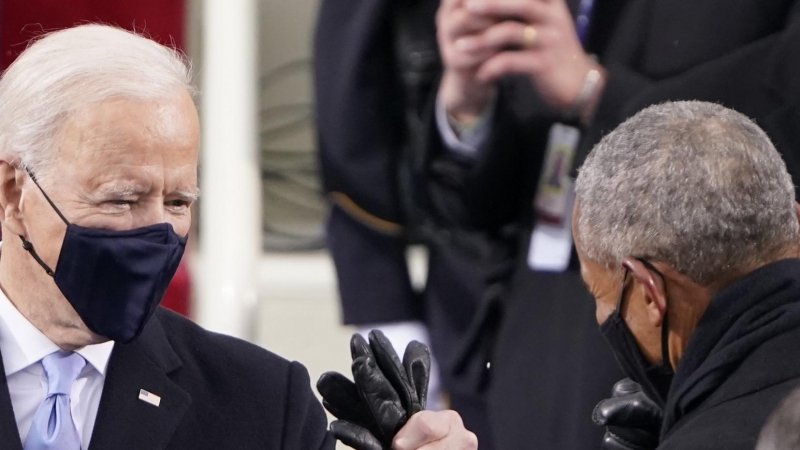 20 de enero de 2021 - El expresidente Barack Obama saluda al presidente electo Joe Biden cuando llega a la 59a inauguración presidencial en el Capitolio de los Estados Unidos.