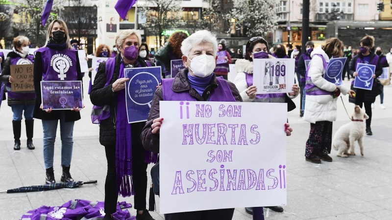 Varias mujeres participan en una concentración feminista convocada por la Comisión 8M en la Plaza del Ayuntamiento, en Santander, Cantabria (España) a 8 de marzo de 2021