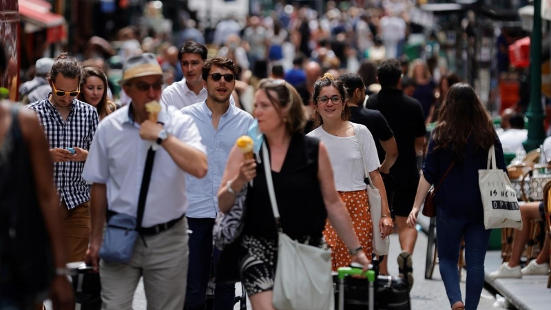 17/06/2021 - Ciudadanos pasean por una calle de París (Francia) en el primer día en el que ya no es obligatorio llevar mascarilla en exteriores.