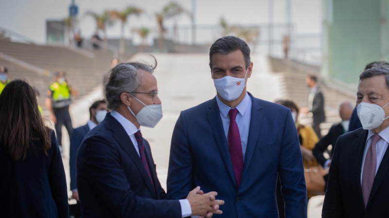 El presidente del Cercle d'Economia, Javier Faus y el presidente del Gobierno, Pedro Sánchez reciben al primer ministro italiano, Mario Draghi, a su llegada para recoger el premio Europa del Cercle en la sesión de la XXXVI Reunió Cercle d'Economia 'Premi