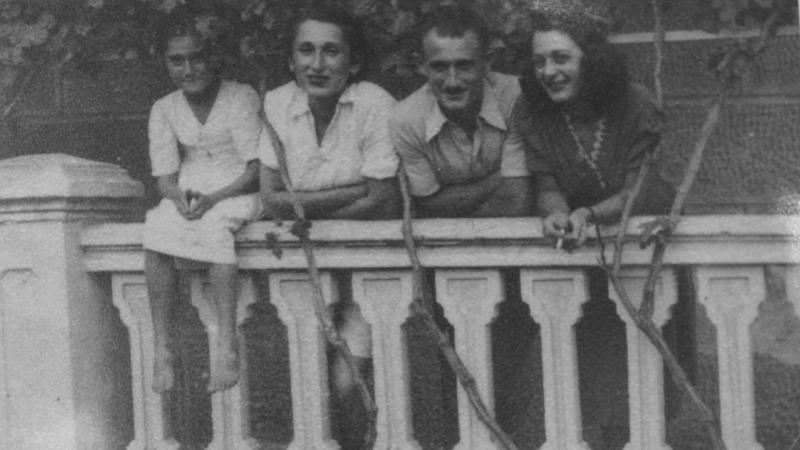 Liana y su madre, Larissa (a la izquierda) junto a Anita Colombo, otra espía de los nazis, y su marido