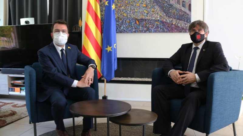 El president Pere Aragonès i Carles Puigdemont dins la Casa de la República, a Waterloo el 18 de juny de 2021