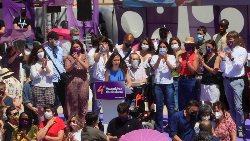 La ministra española de Derechos Sociales, Ione Belarra (c), da un discurso rodeada de compañeras de Podemos durante la segunda y última jornada de la IV Asamblea de Podemos