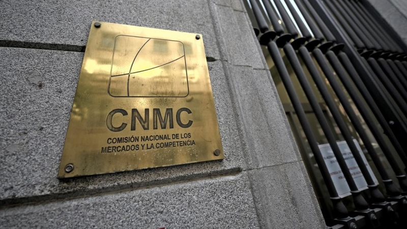 Logo de la Comisión Nacional de los Mercados y la Competencia (CNMC) a la entrada de su sede en Madrid. E.P./Óscar Cañas