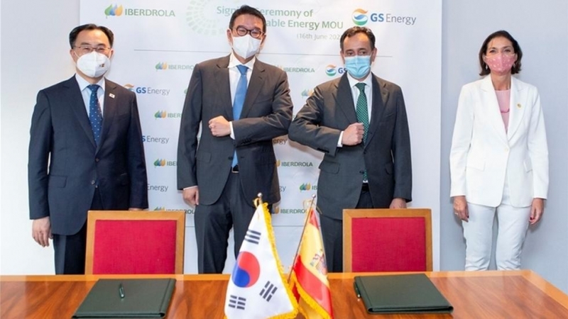 Moon Sungwook, ministro de Comercio, Industria y Energía de Corea del Sur; Huh Yongsoo, CEO de GS Energy: Xabier Viteri, director de Renovables de Iberdrola y Reyes Maroto, la ministra de Industria, Comercio y Turismo.