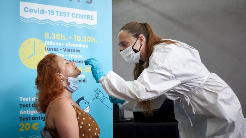 Una profesional sanitaria realiaza su trabajo en Lloret de Mar, uno de los principales destinos turísticos de España