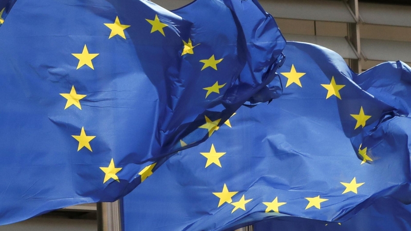 Imagen de archivo de varias banderas de la Unión Europea en la entrada de la Comisión, en Bruselas. - REUTERS