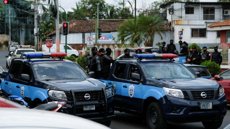 Imagen de varios oficiales de la Policía Nacional de Nicaragua vigilando los alrededores de la Oficina del Fiscal General, donde se encuentra Cristiana Chamorro. - Reuters