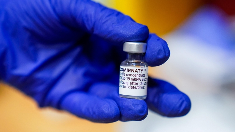 Imagen recurso de un empleado sanitario mostrando una dosis de la vacuna de Pfizer-BioNTech, en Madrid. - EUROPA PRESS