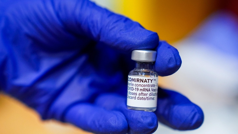 Imagen recurso de un empleado sanitario mostrando una dosis de la vacuna de Pfizer-BioNTech, en Madrid. - EUROPA PRESS