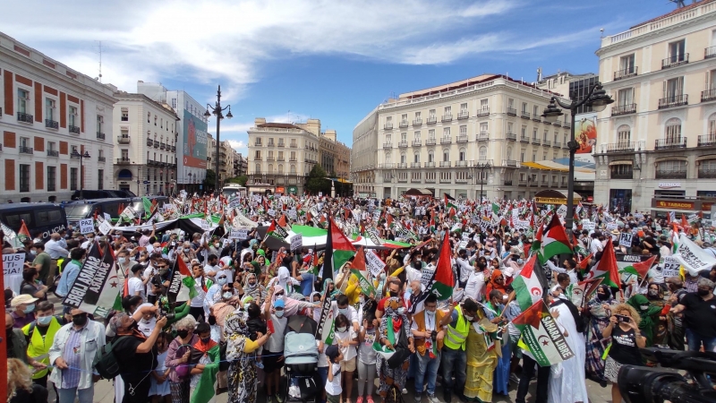 Plano general de la Puerta del Sol llena de manifestantes clamando por la libertad del Sáhara Occidental. - Guillermo Martínez