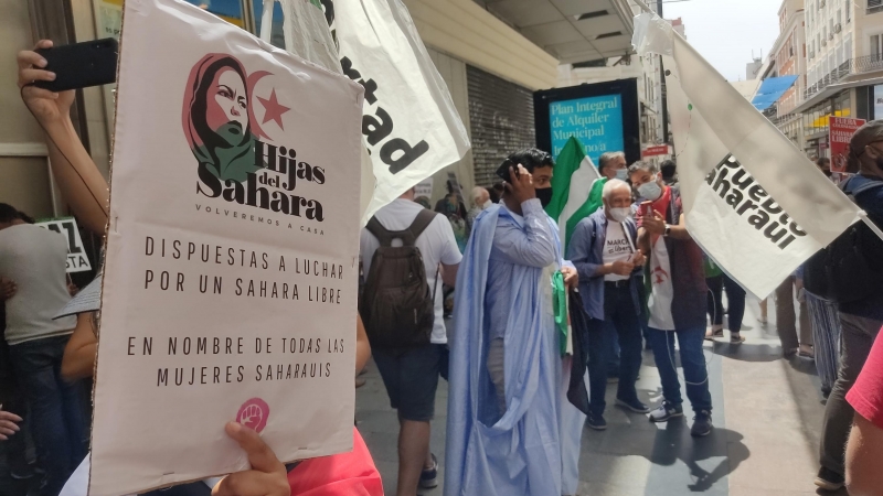 Las manifestantes acuden con carteles en defensa de las mujeres saharauis, este sábado en Madrid. - Guillermo Martínez