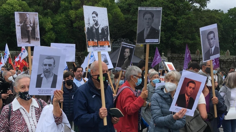 Los manifestantes portan fotografías de víctimas de la dictadura franquista, frente al Pazo de Meirás, en Sada. - Xoán Blanco